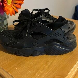 Black Nike huaraches in a youth size 7.